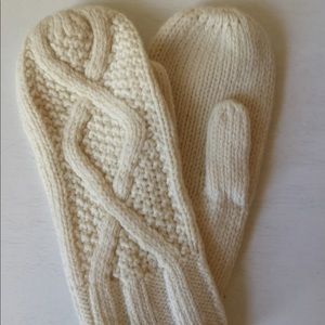 Everlane “The Cable Mittens” in Cream / Off White